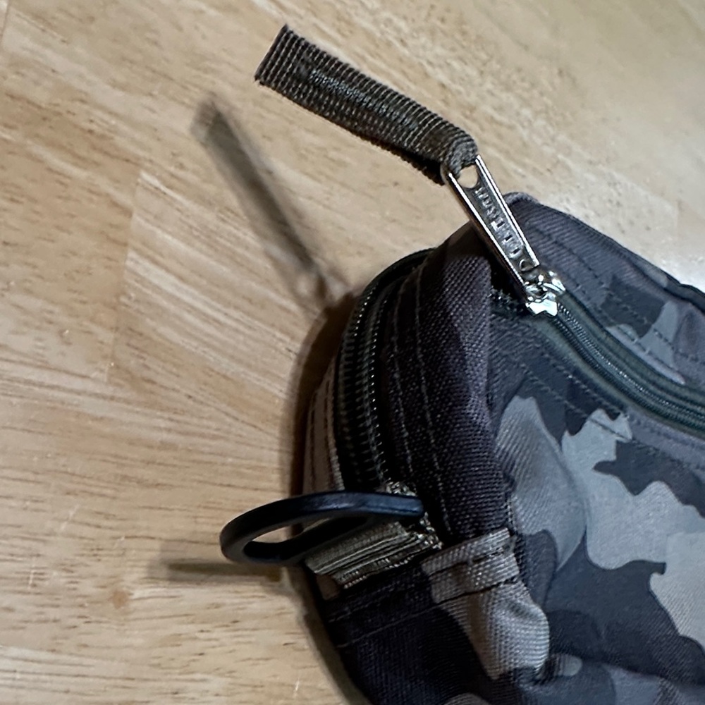 L.L. Bean green Camouflage Pouch Bag - Picture 10 of 11